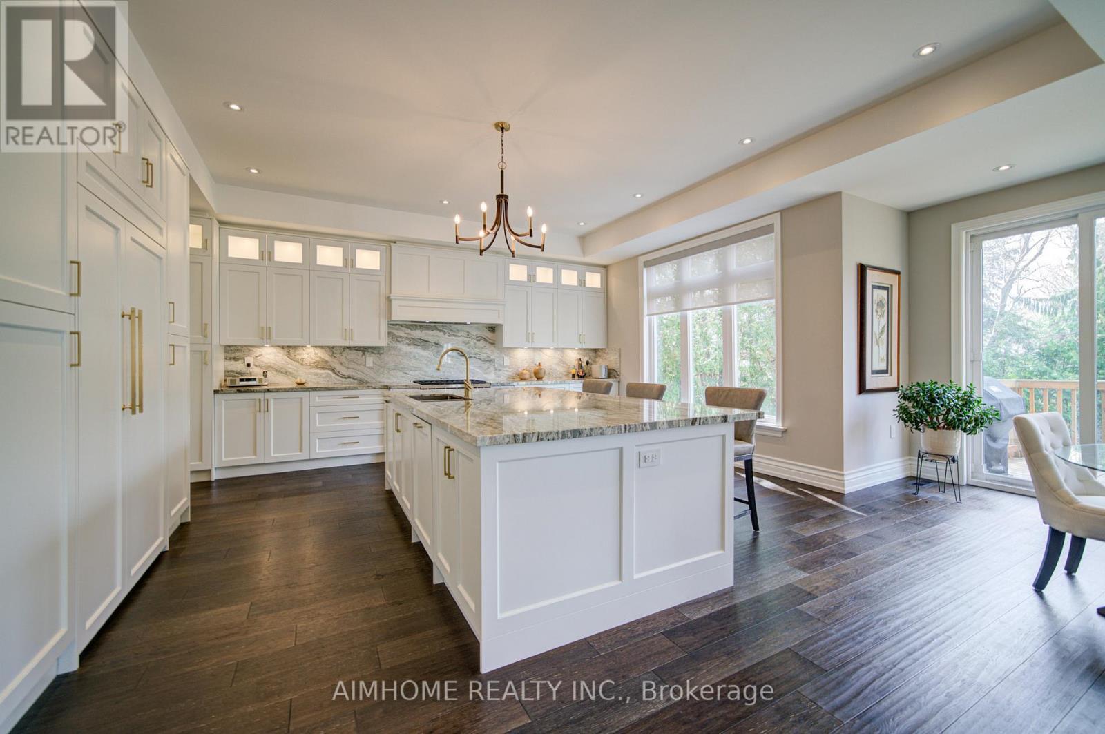 212 Sussex Avenue, Richmond Hill, ON - Indoor Photo Showing Kitchen With Upgraded Kitchen