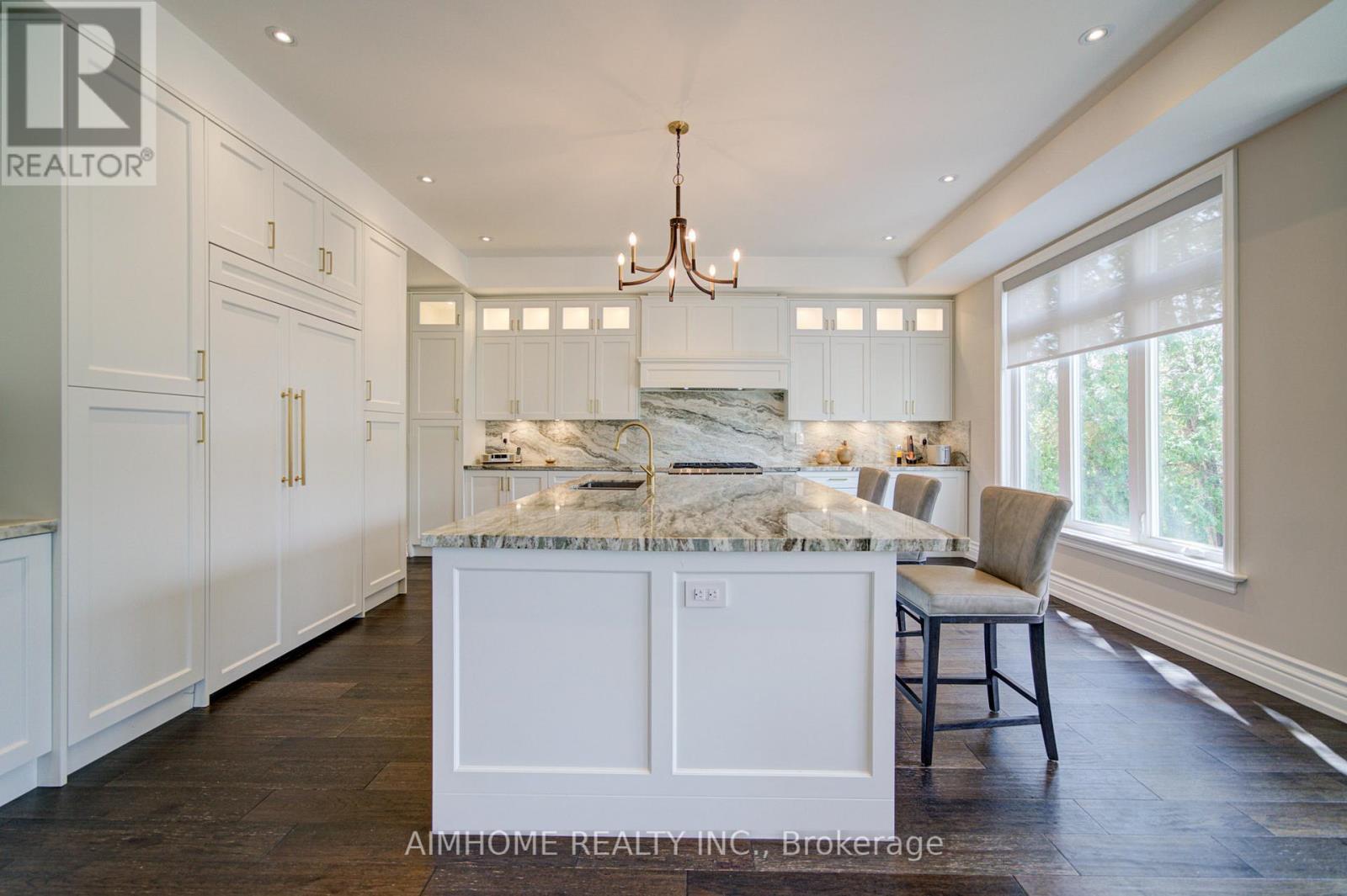 212 Sussex Avenue, Richmond Hill, ON - Indoor Photo Showing Kitchen With Upgraded Kitchen