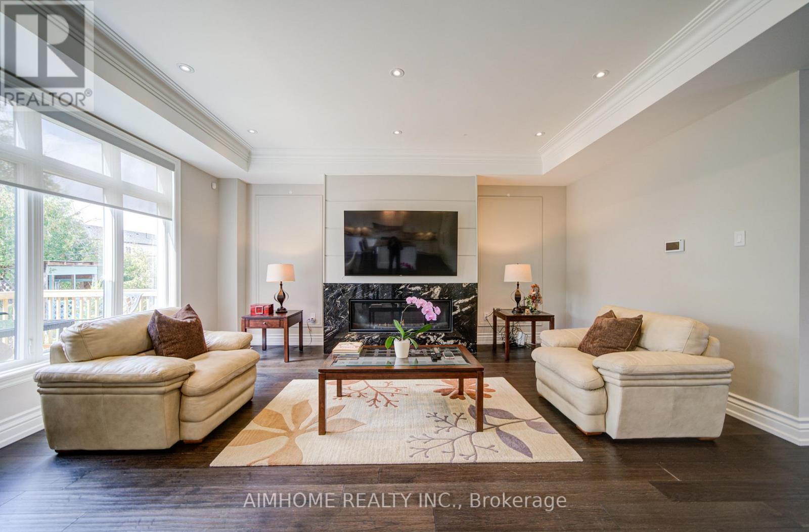 212 Sussex Avenue, Richmond Hill, ON - Indoor Photo Showing Living Room