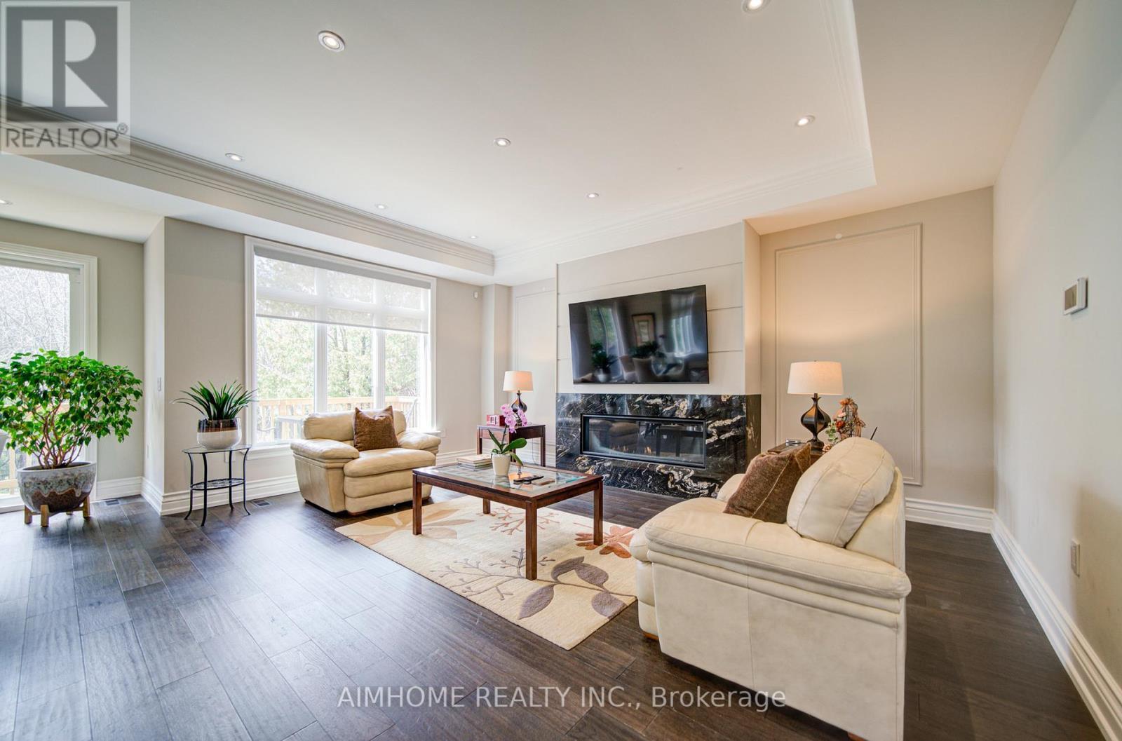 212 Sussex Avenue, Richmond Hill, ON - Indoor Photo Showing Living Room