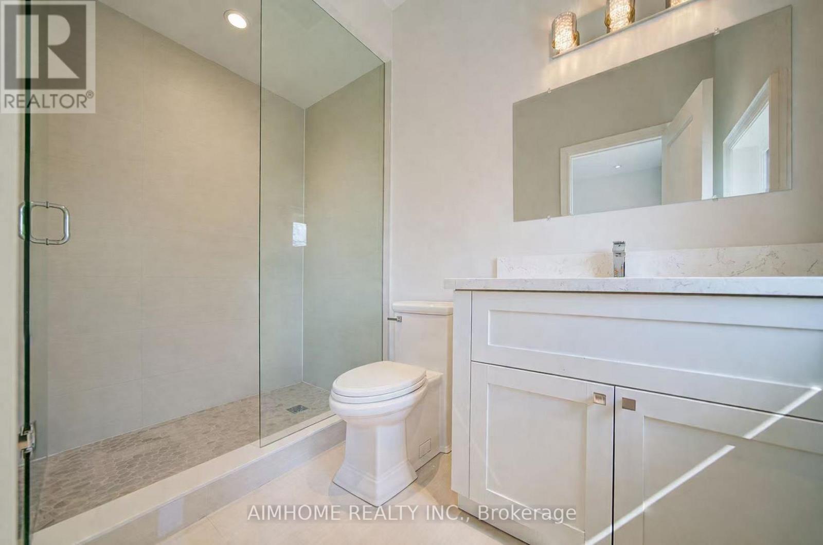 212 Sussex Avenue, Richmond Hill, ON - Indoor Photo Showing Bathroom