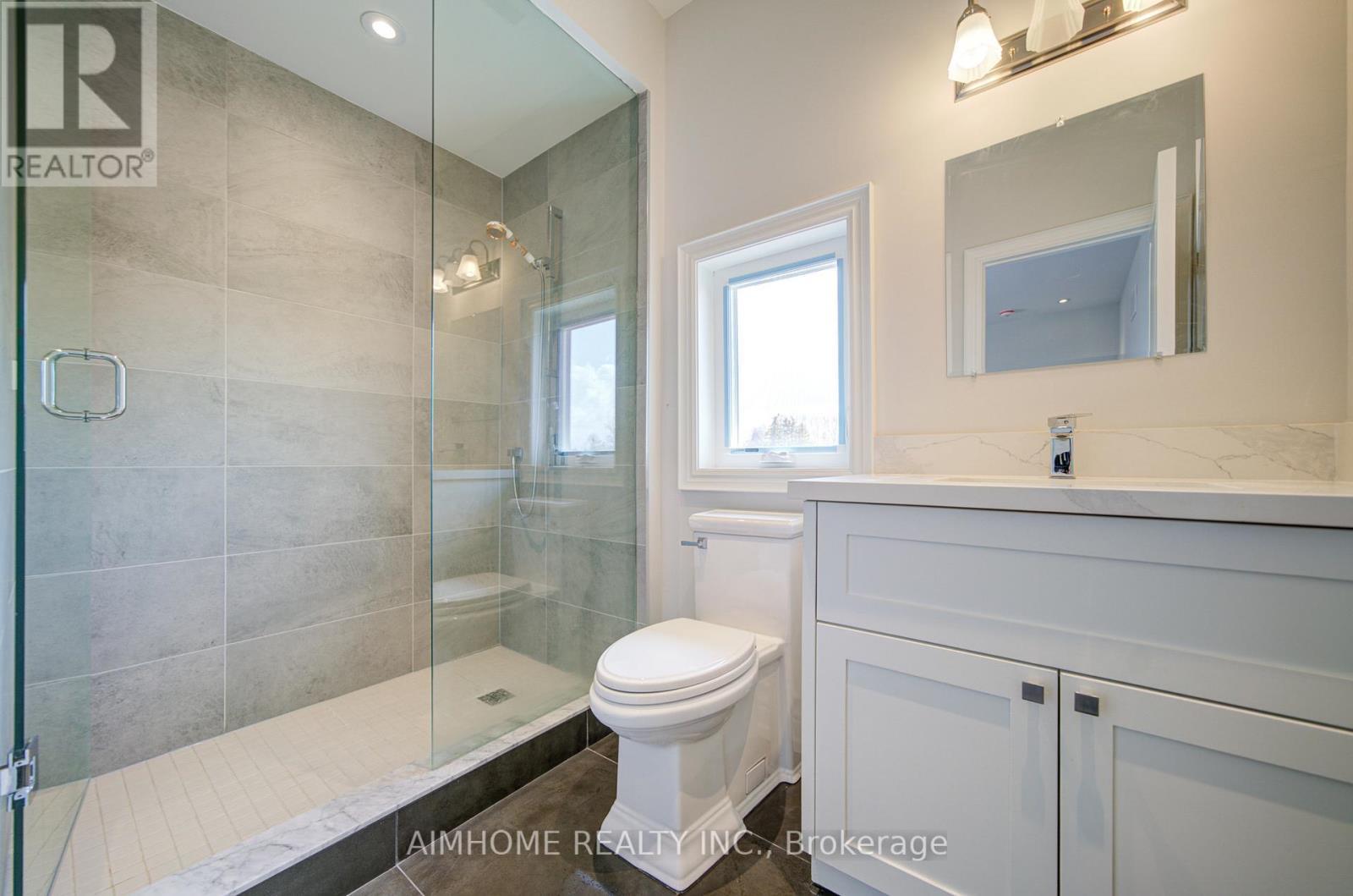 212 Sussex Avenue, Richmond Hill, ON - Indoor Photo Showing Bathroom