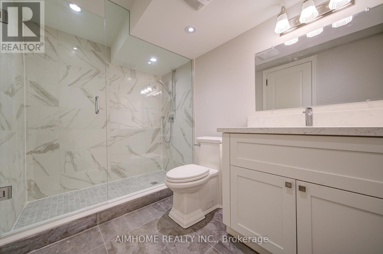 212 Sussex Avenue, Richmond Hill, ON - Indoor Photo Showing Bathroom