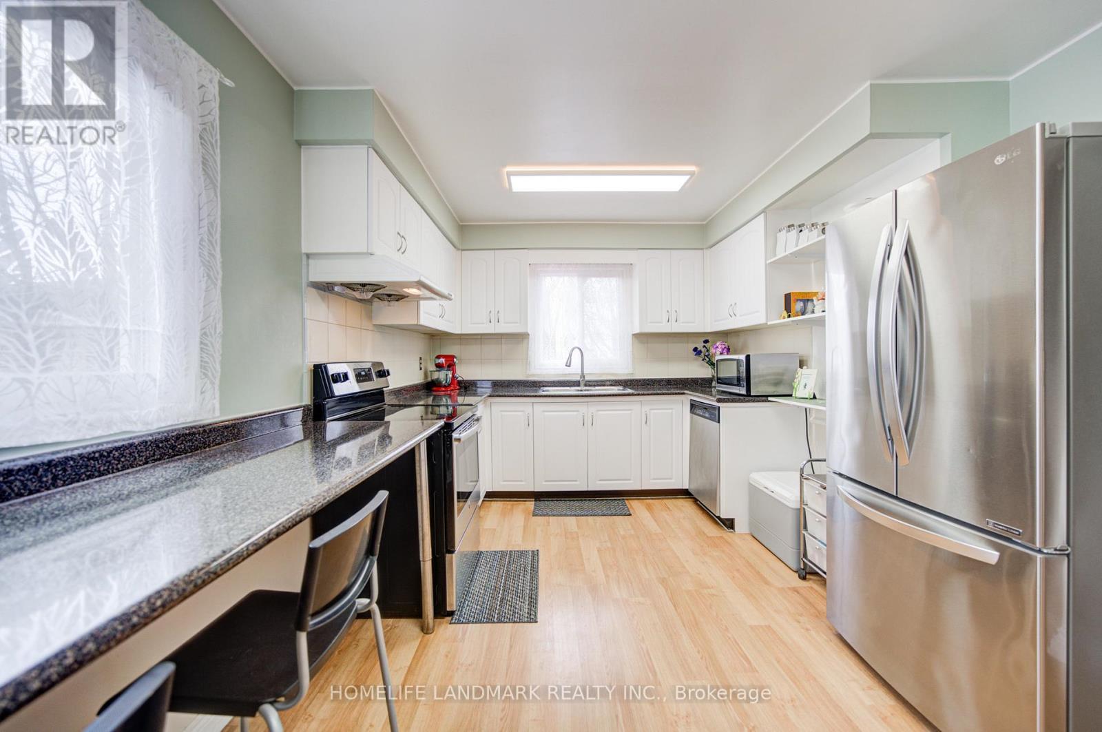 306 Essex Avenue, Richmond Hill, ON - Indoor Photo Showing Kitchen