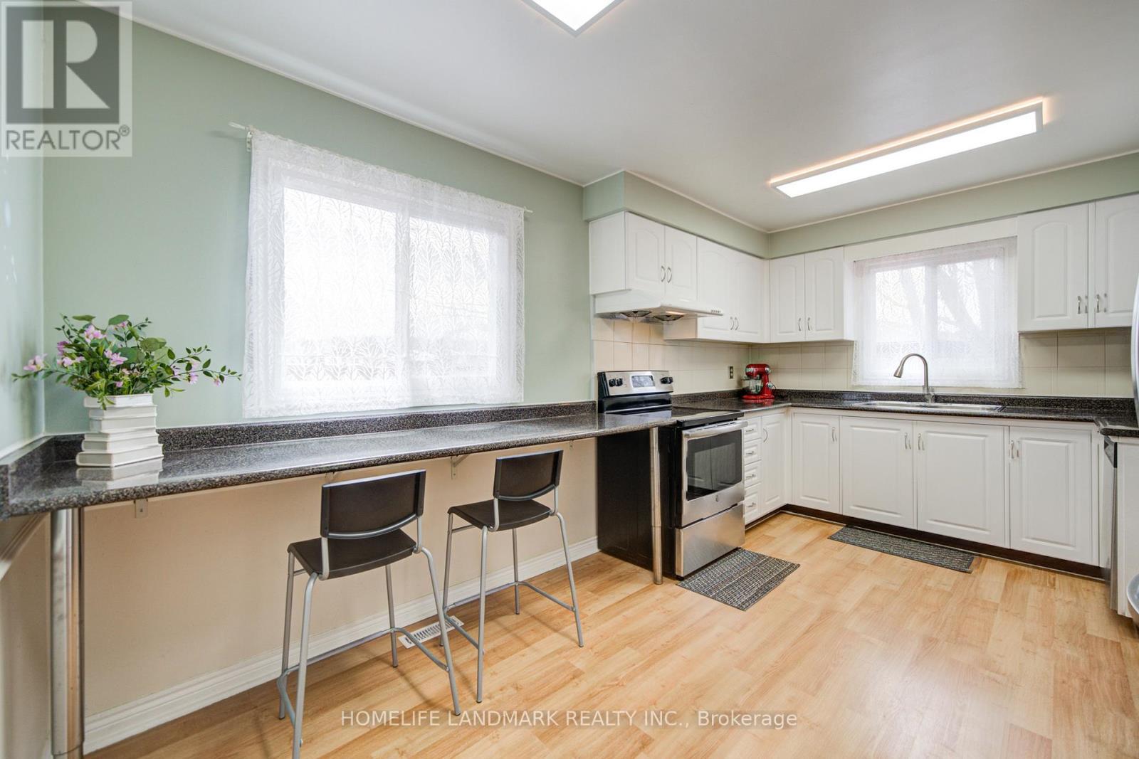 306 Essex Avenue, Richmond Hill, ON - Indoor Photo Showing Kitchen