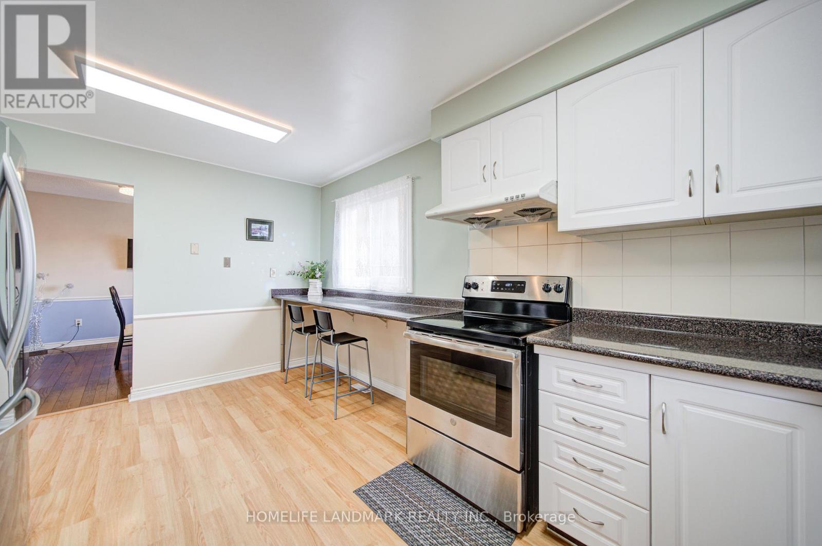 306 Essex Avenue, Richmond Hill, ON - Indoor Photo Showing Kitchen