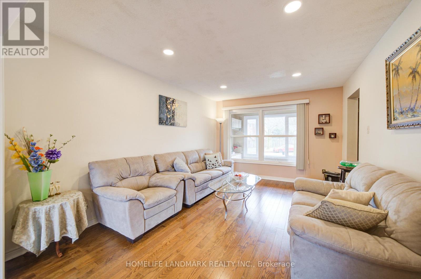 306 Essex Avenue, Richmond Hill, ON - Indoor Photo Showing Living Room