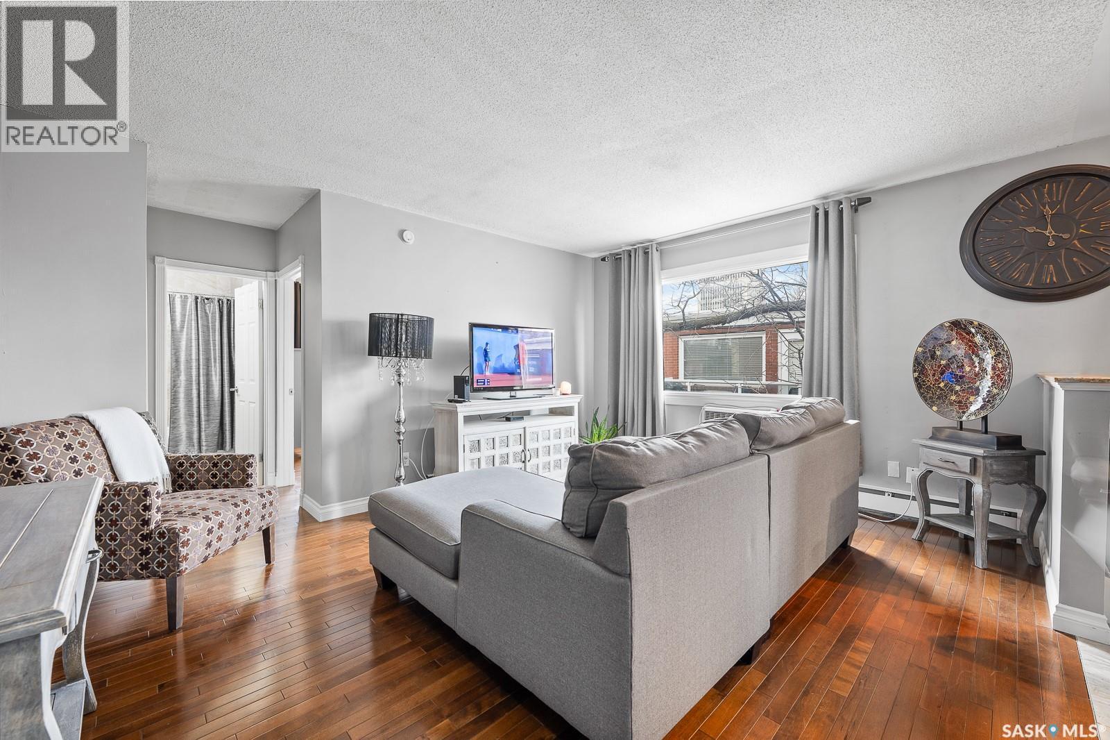9 2320 13Th Avenue, Regina, SK - Indoor Photo Showing Living Room