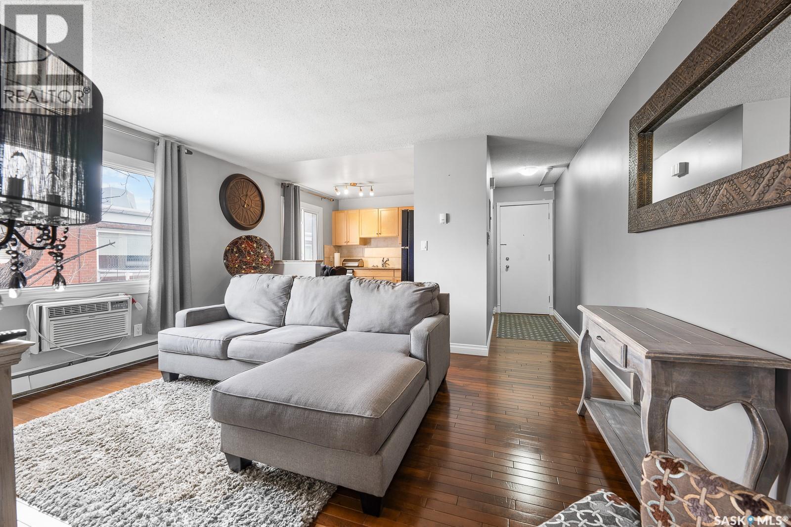 9 2320 13Th Avenue, Regina, SK - Indoor Photo Showing Living Room