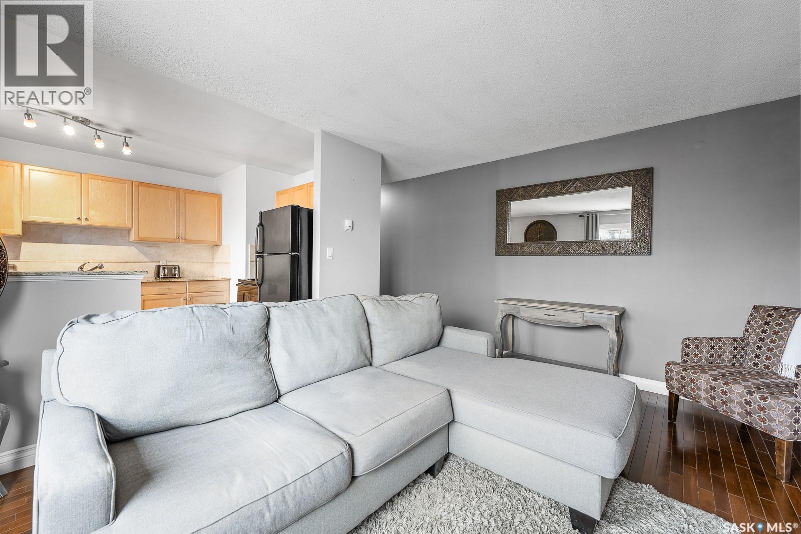 9 2320 13Th Avenue, Regina, SK - Indoor Photo Showing Living Room