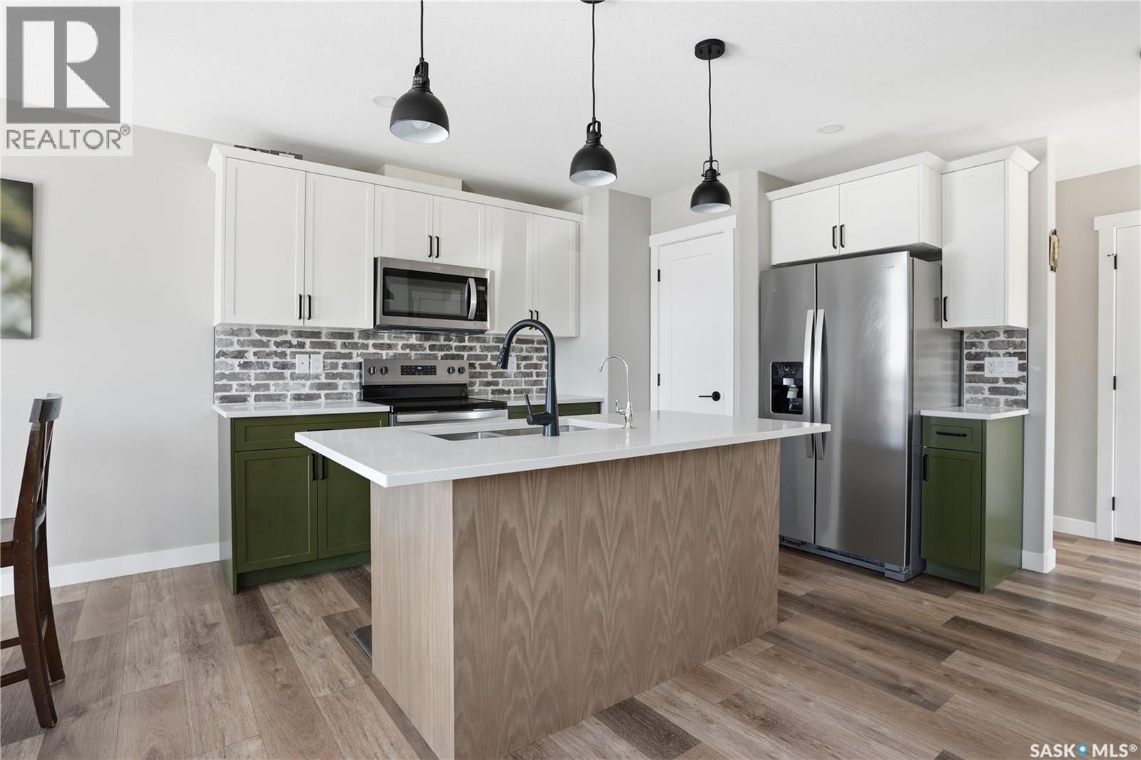 4600 Ferndale Crescent, Regina, SK - Indoor Photo Showing Kitchen With Double Sink With Upgraded Kitchen