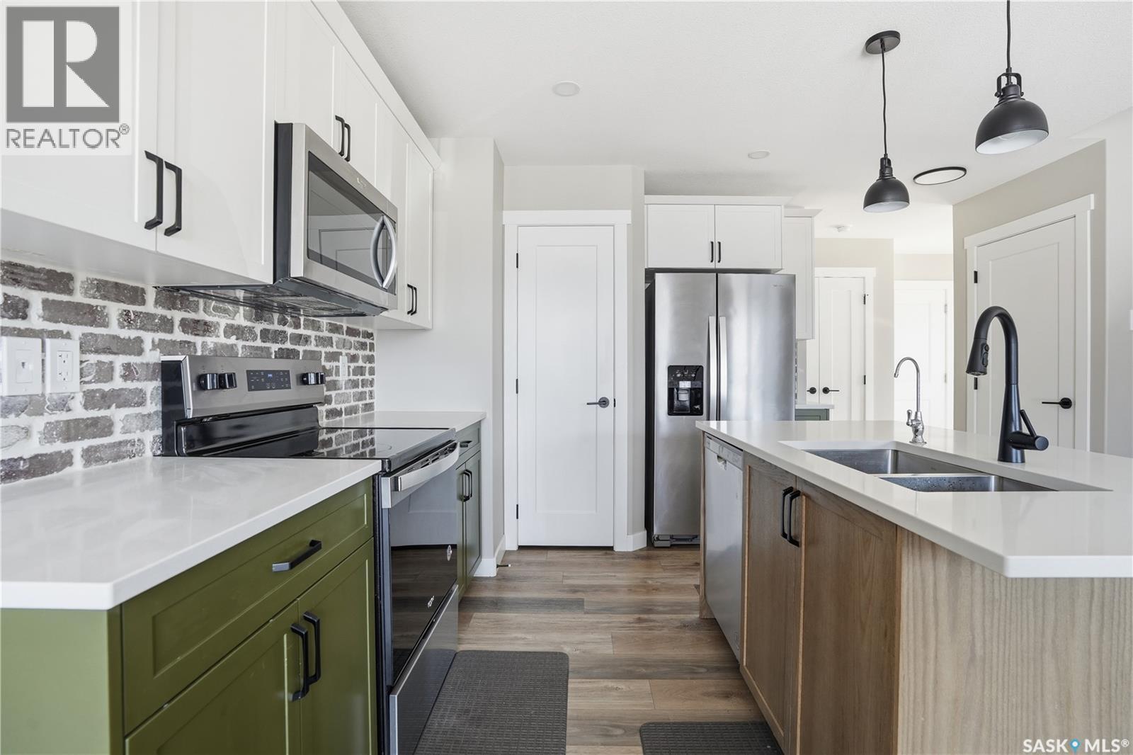 4600 Ferndale Crescent, Regina, SK - Indoor Photo Showing Kitchen With Double Sink With Upgraded Kitchen
