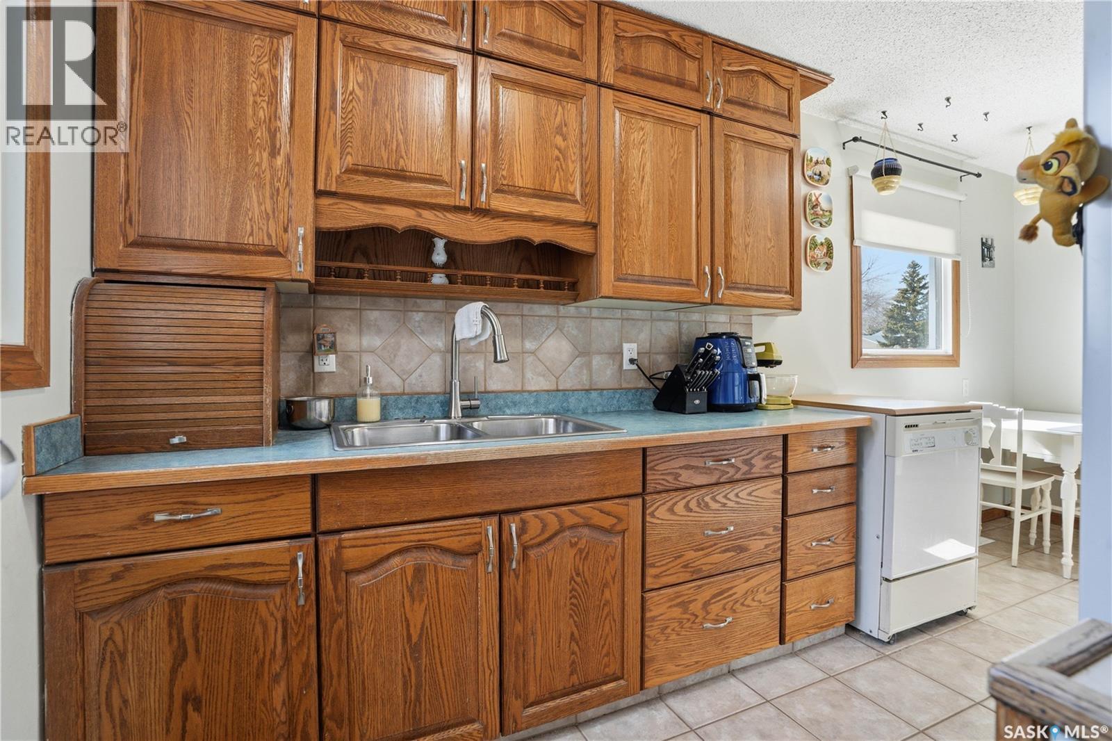 122 Forrester Road, Saskatoon, SK - Indoor Photo Showing Kitchen With Double Sink