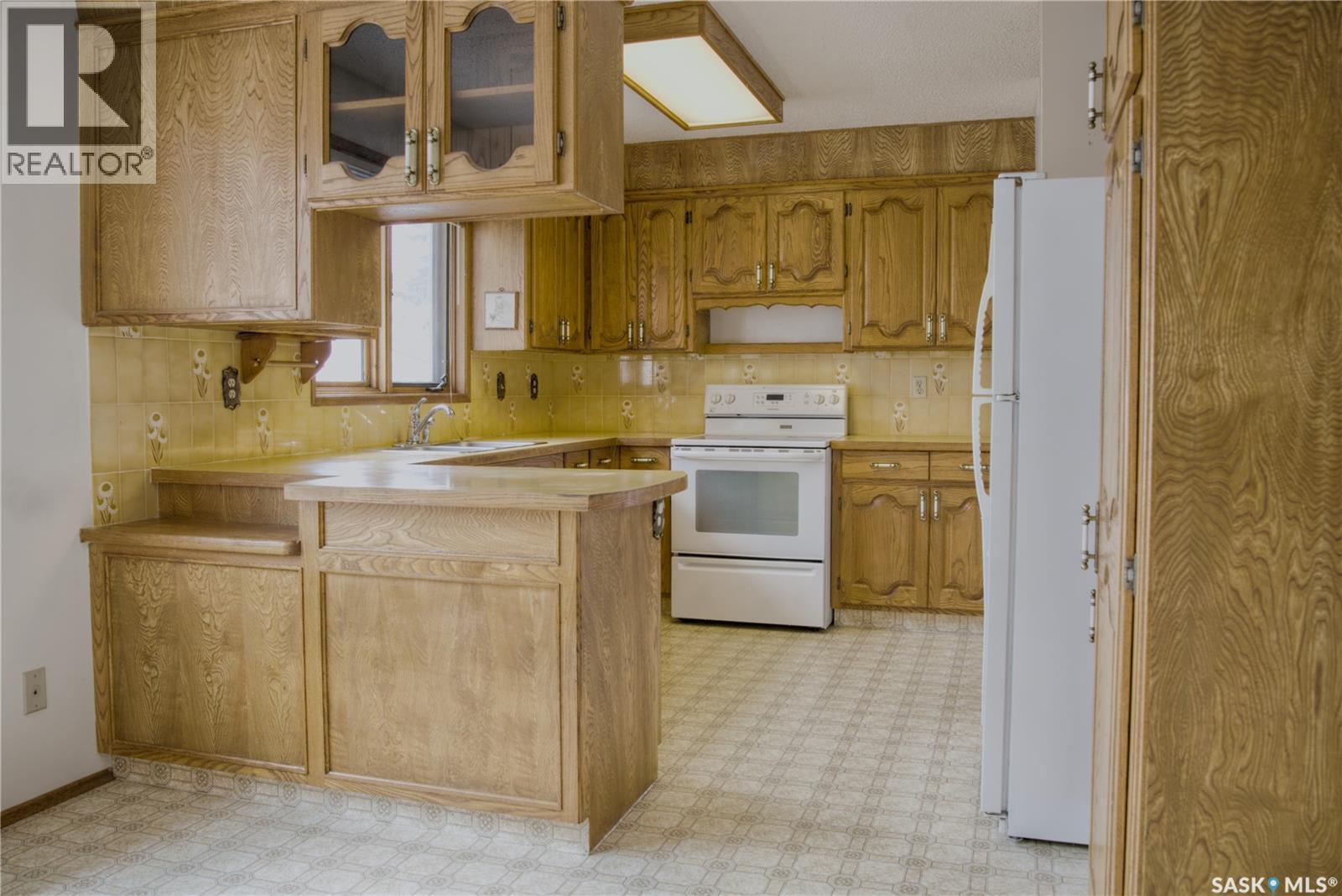 802 7Th Street E, Saskatoon, SK - Indoor Photo Showing Kitchen