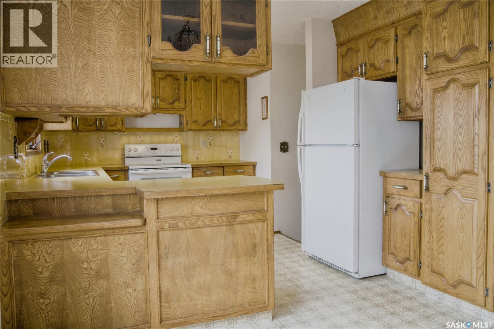 802 7Th Street E, Saskatoon, SK - Indoor Photo Showing Kitchen With Double Sink