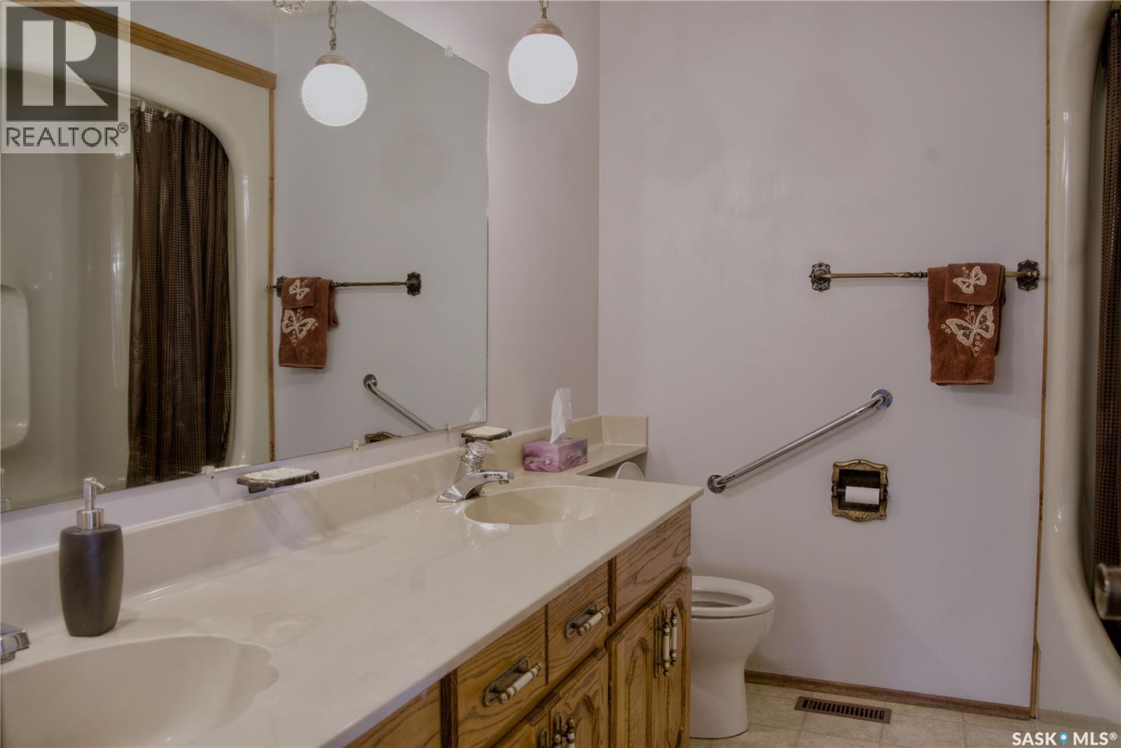 802 7Th Street E, Saskatoon, SK - Indoor Photo Showing Bathroom