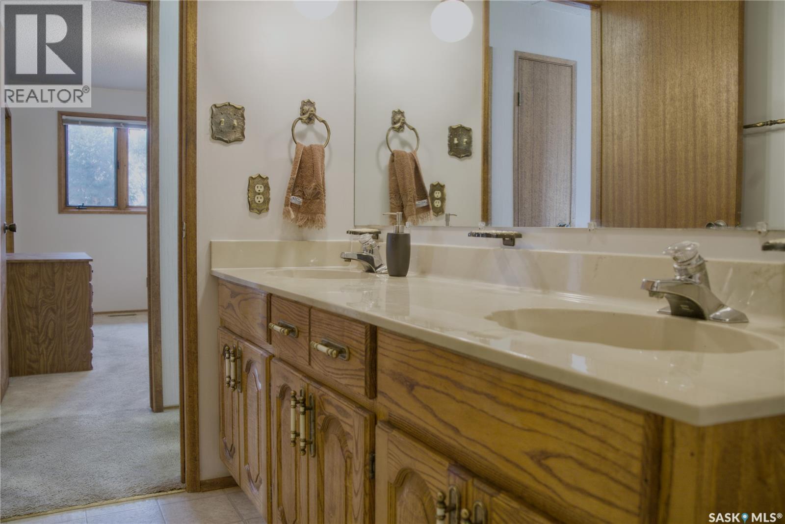 802 7Th Street E, Saskatoon, SK - Indoor Photo Showing Bathroom