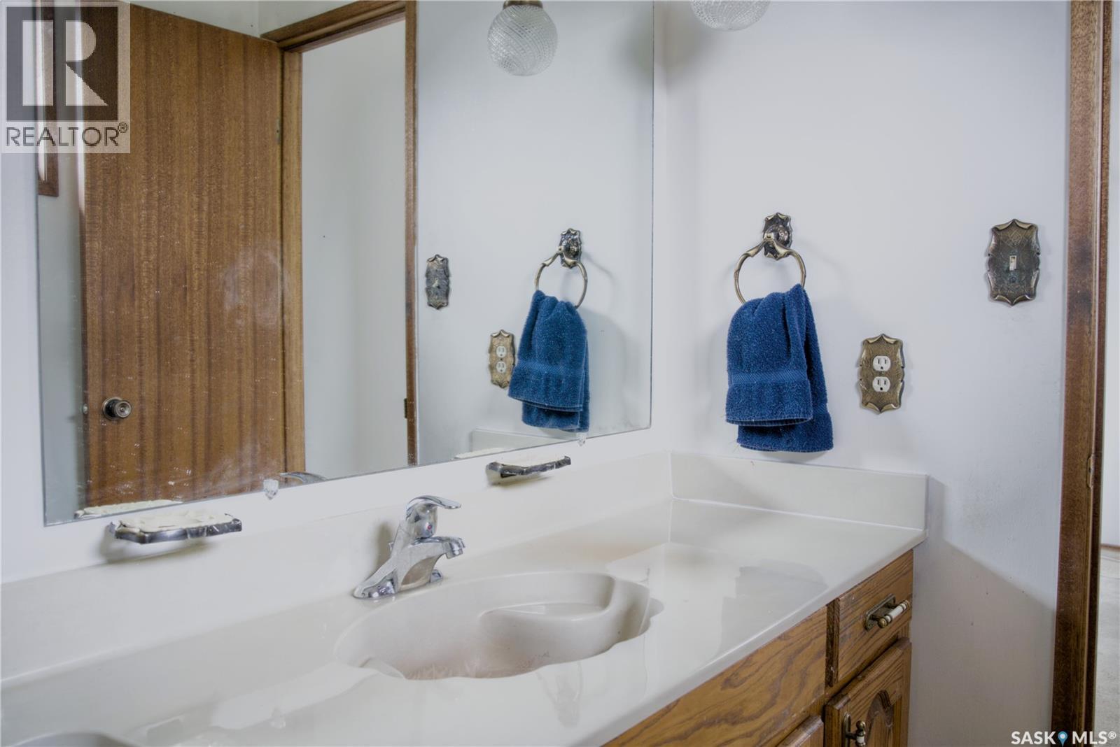 802 7Th Street E, Saskatoon, SK - Indoor Photo Showing Bathroom