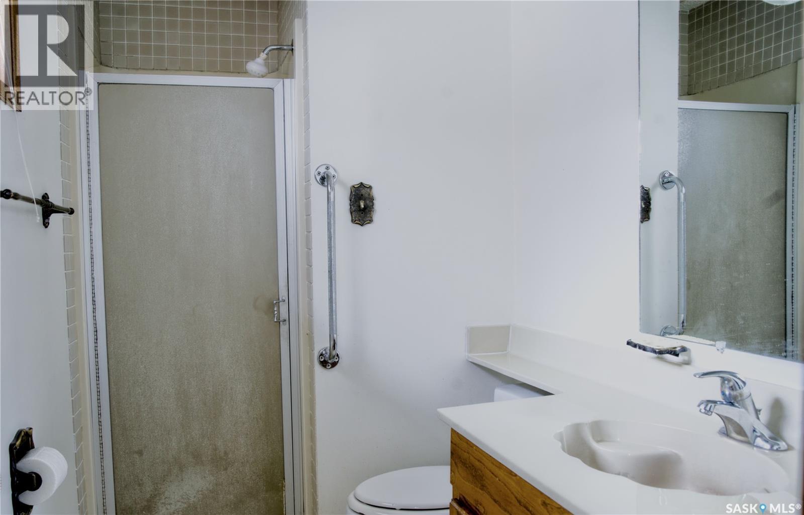 802 7Th Street E, Saskatoon, SK - Indoor Photo Showing Bathroom