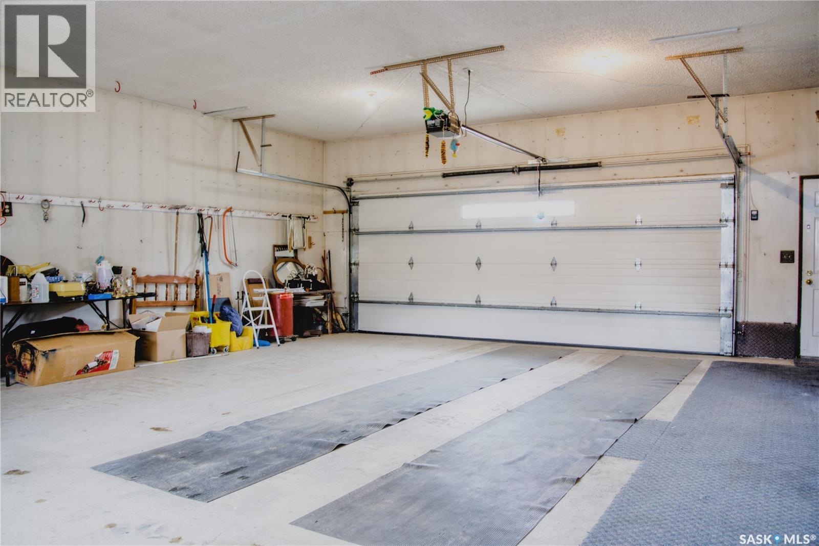 802 7Th Street E, Saskatoon, SK - Indoor Photo Showing Garage