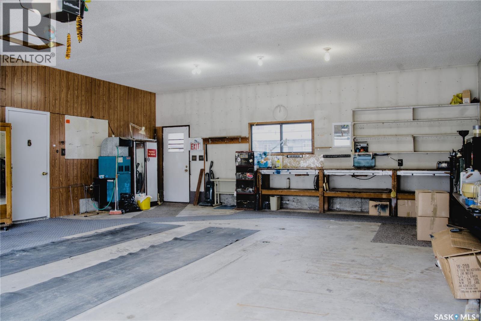 802 7Th Street E, Saskatoon, SK - Indoor Photo Showing Garage