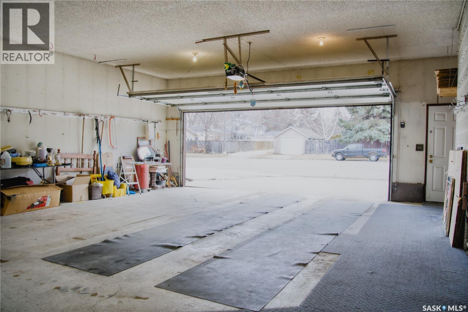 802 7Th Street E, Saskatoon, SK - Indoor Photo Showing Garage