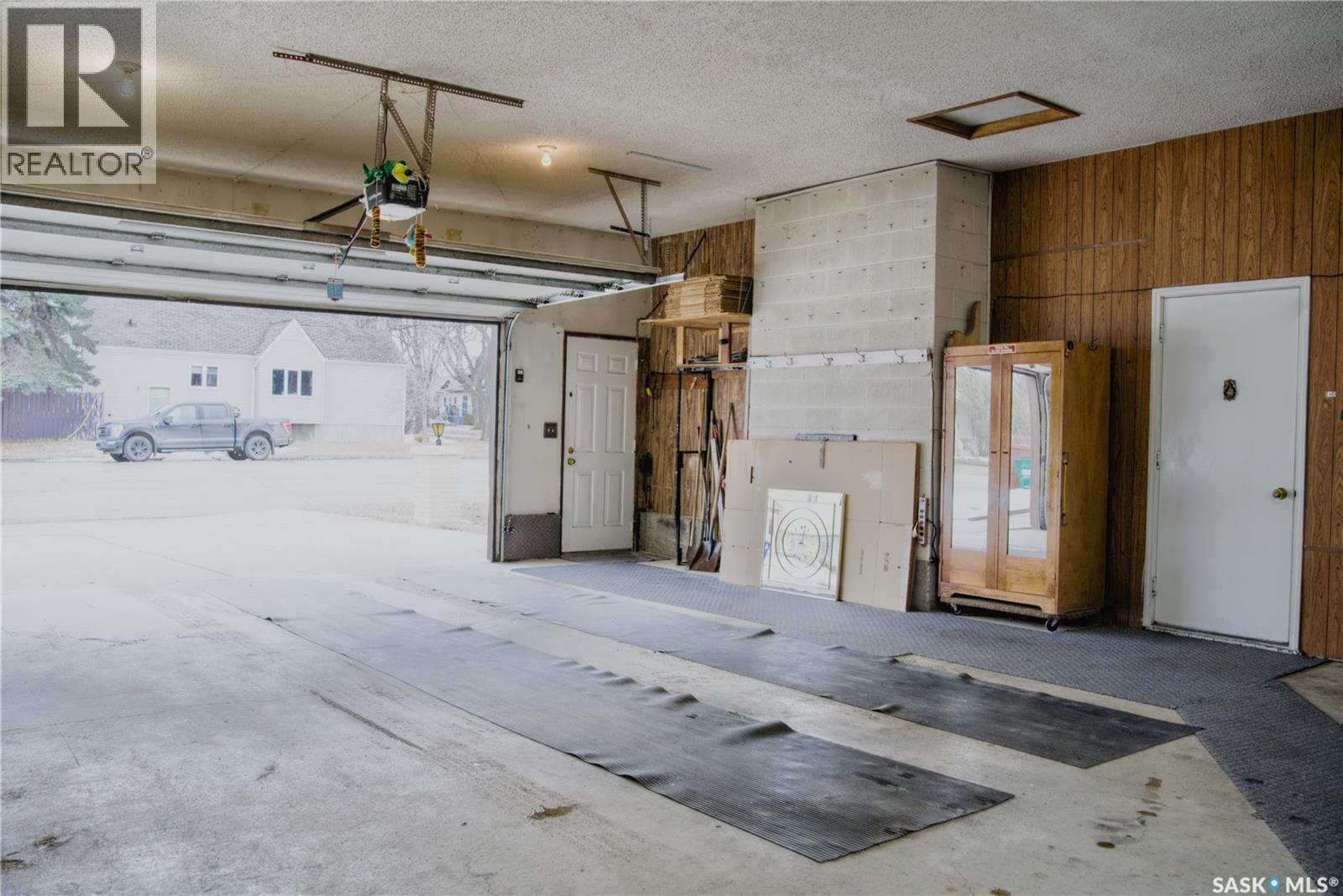 802 7Th Street E, Saskatoon, SK - Indoor Photo Showing Garage