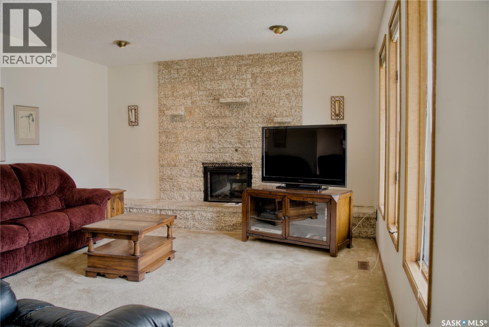 802 7Th Street E, Saskatoon, SK - Indoor Photo Showing Living Room With Fireplace