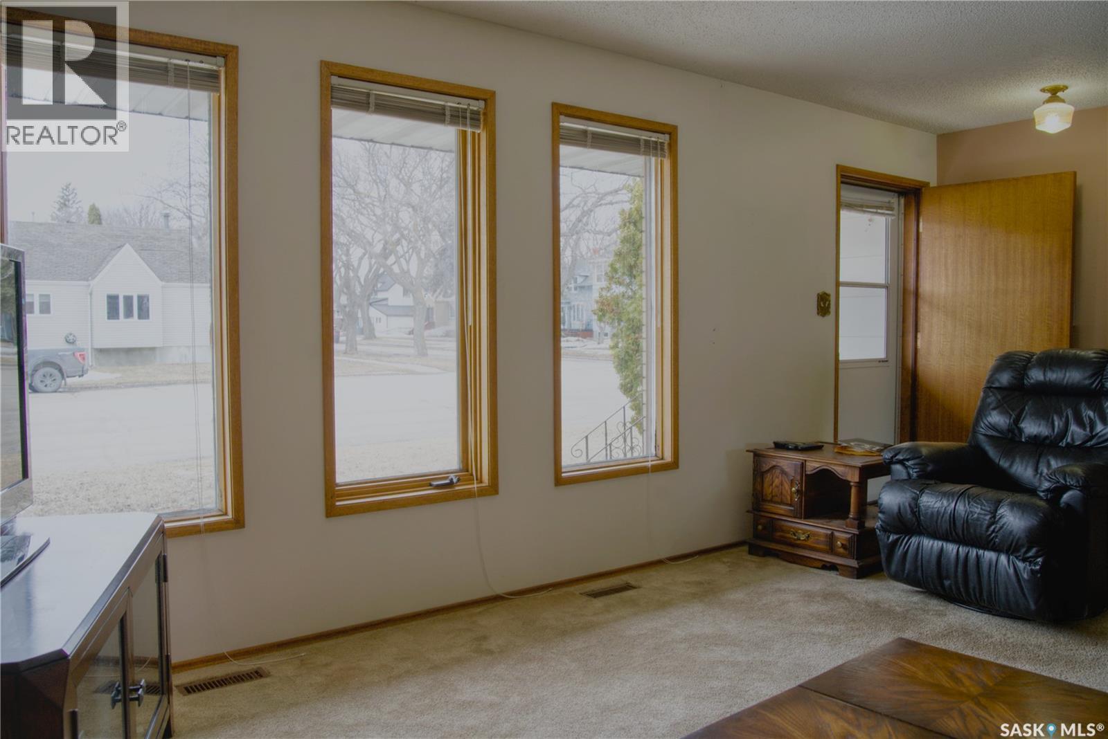 802 7Th Street E, Saskatoon, SK - Indoor