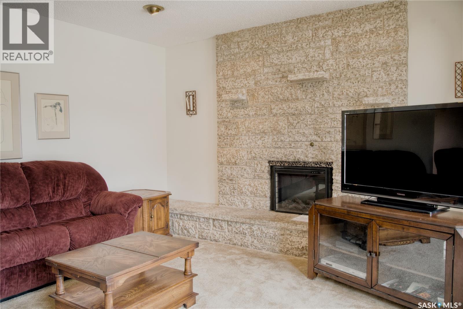 802 7Th Street E, Saskatoon, SK - Indoor Photo Showing Living Room With Fireplace
