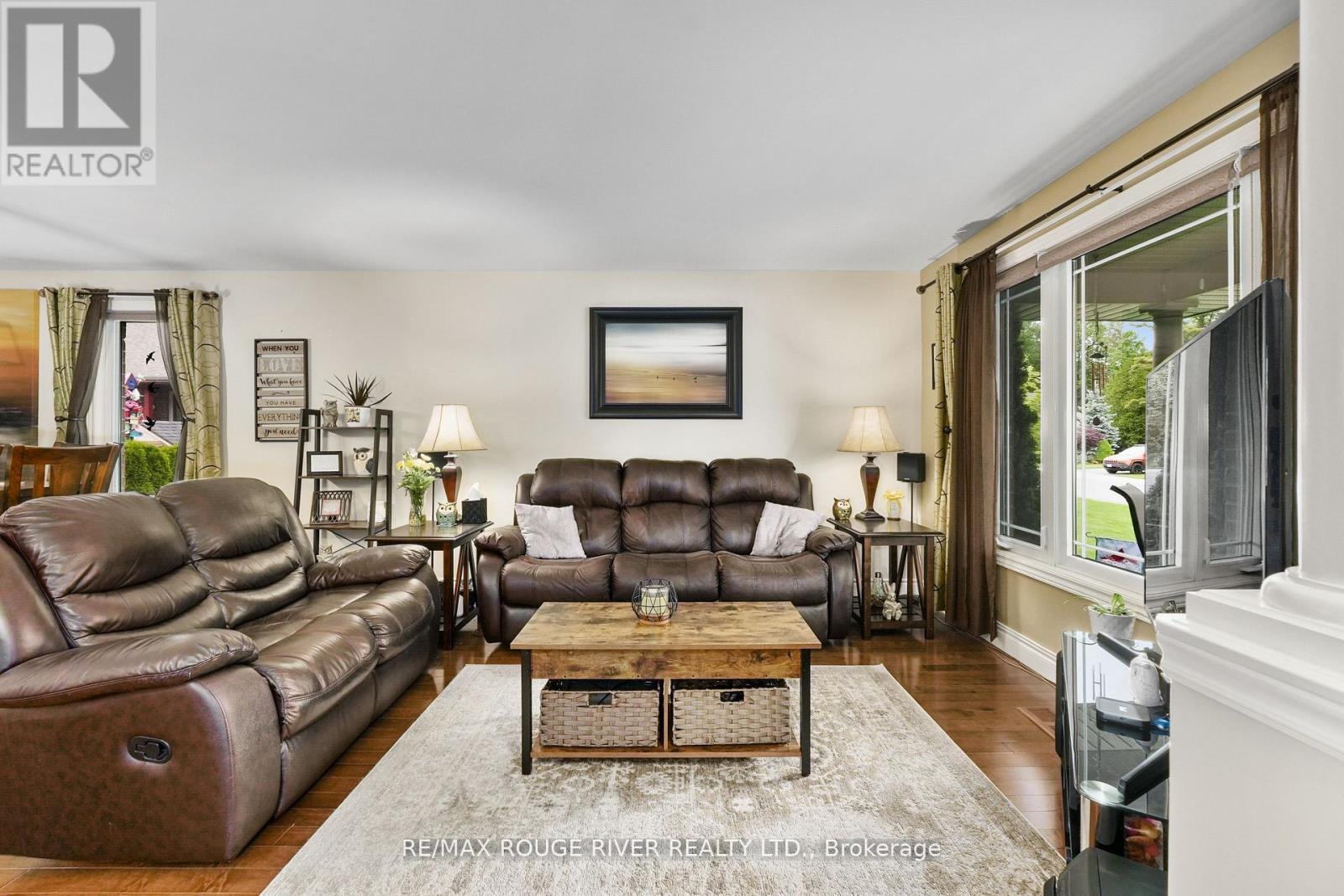 14 Algonquin Avenue, Brighton, ON - Indoor Photo Showing Living Room