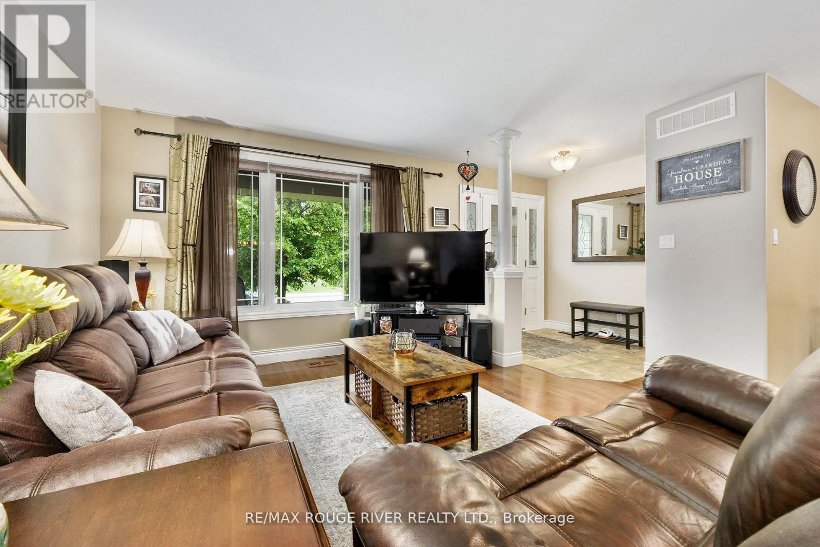 14 Algonquin Avenue, Brighton, ON - Indoor Photo Showing Living Room