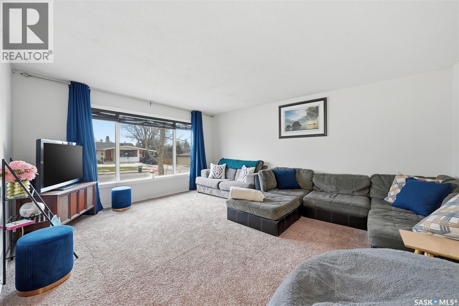 56 Welker Crescent, Saskatoon, SK - Indoor Photo Showing Living Room