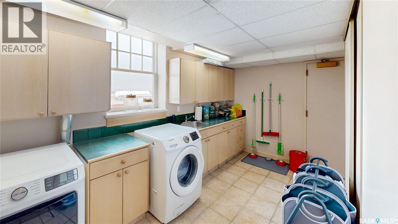 400 1150 Rose Street, Regina, SK - Indoor Photo Showing Laundry Room