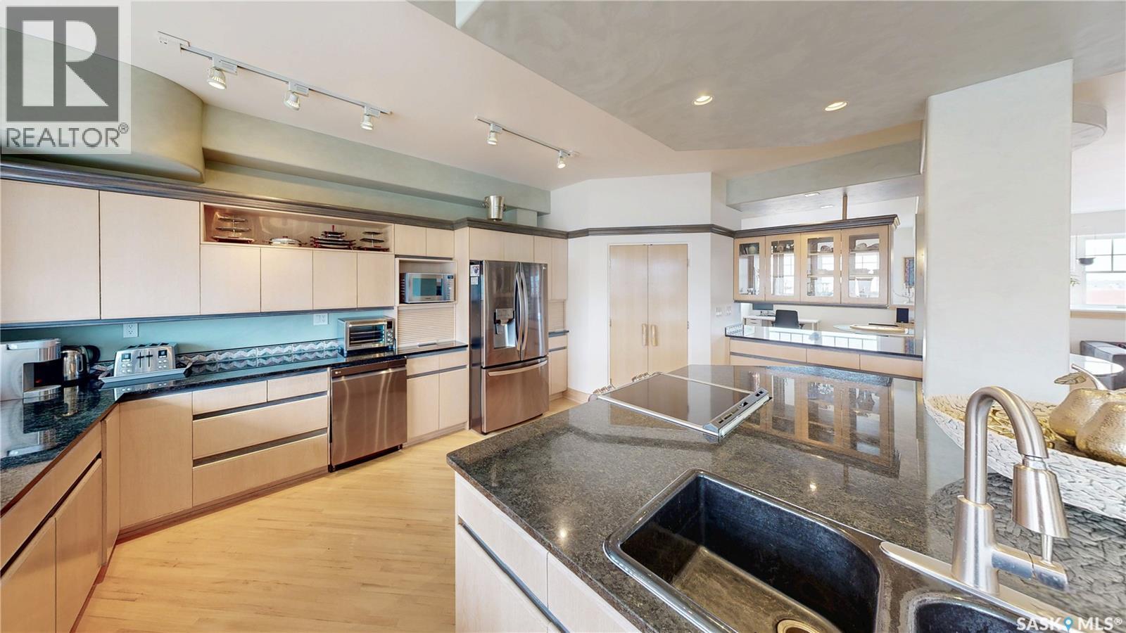 400 1150 Rose Street, Regina, SK - Indoor Photo Showing Kitchen With Stainless Steel Kitchen With Double Sink