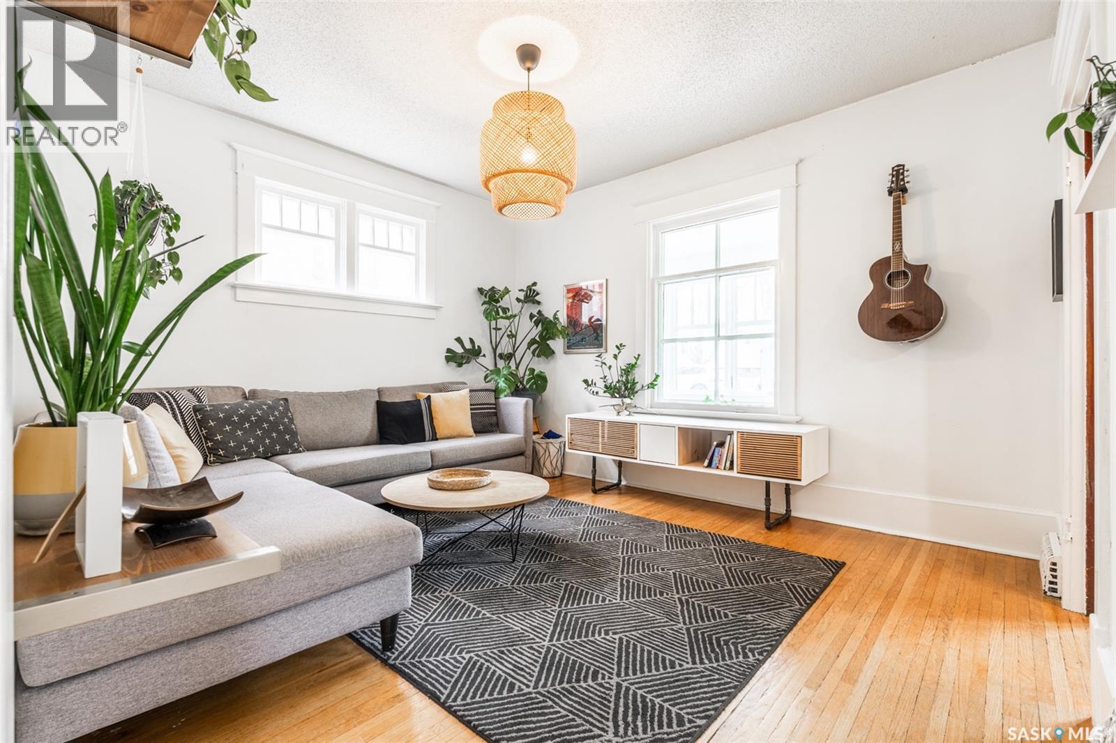 215 27Th Street W, Saskatoon, SK - Indoor Photo Showing Living Room