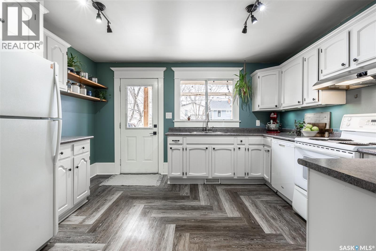 215 27Th Street W, Saskatoon, SK - Indoor Photo Showing Kitchen