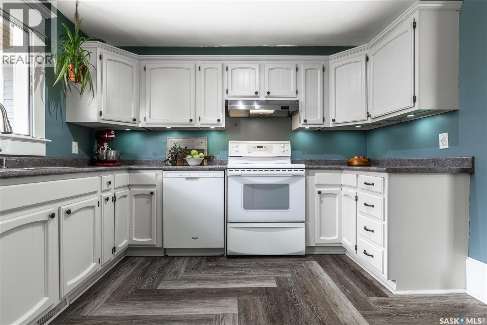 215 27Th Street W, Saskatoon, SK - Indoor Photo Showing Kitchen