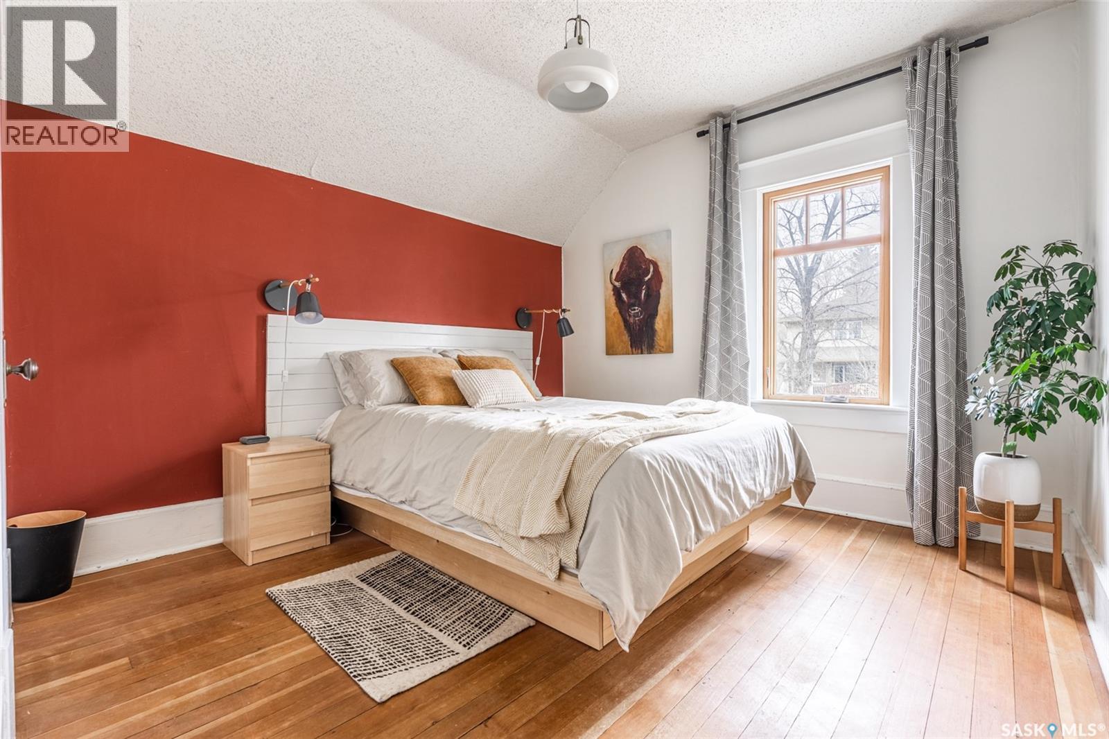 215 27Th Street W, Saskatoon, SK - Indoor Photo Showing Bedroom