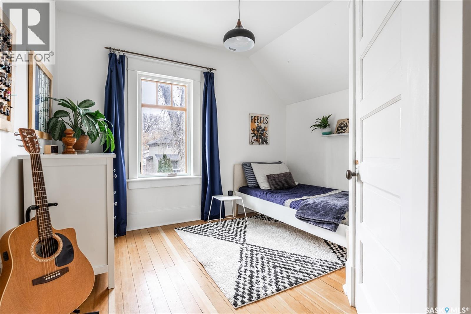 215 27Th Street W, Saskatoon, SK - Indoor Photo Showing Bedroom