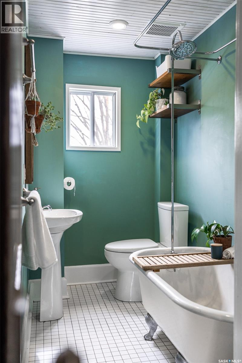 215 27Th Street W, Saskatoon, SK - Indoor Photo Showing Bathroom