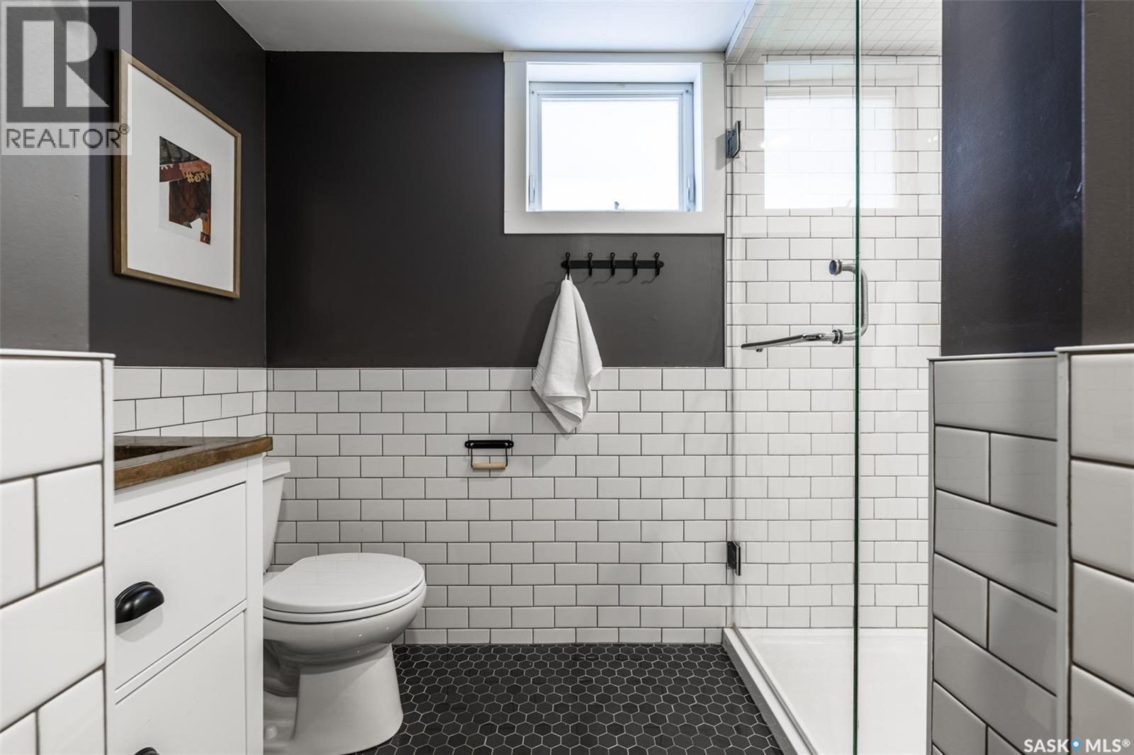 215 27Th Street W, Saskatoon, SK - Indoor Photo Showing Bathroom