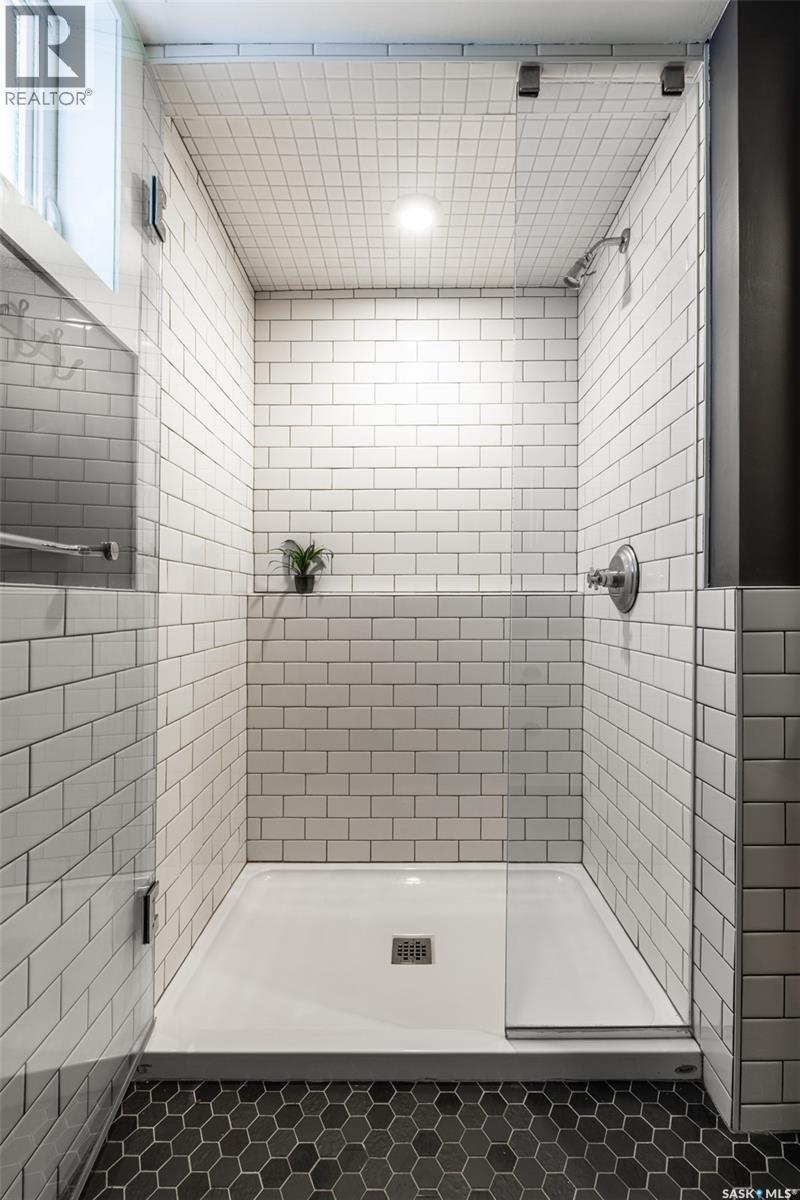 215 27Th Street W, Saskatoon, SK - Indoor Photo Showing Bathroom