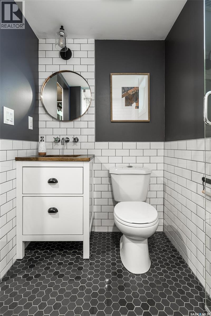 215 27Th Street W, Saskatoon, SK - Indoor Photo Showing Bathroom
