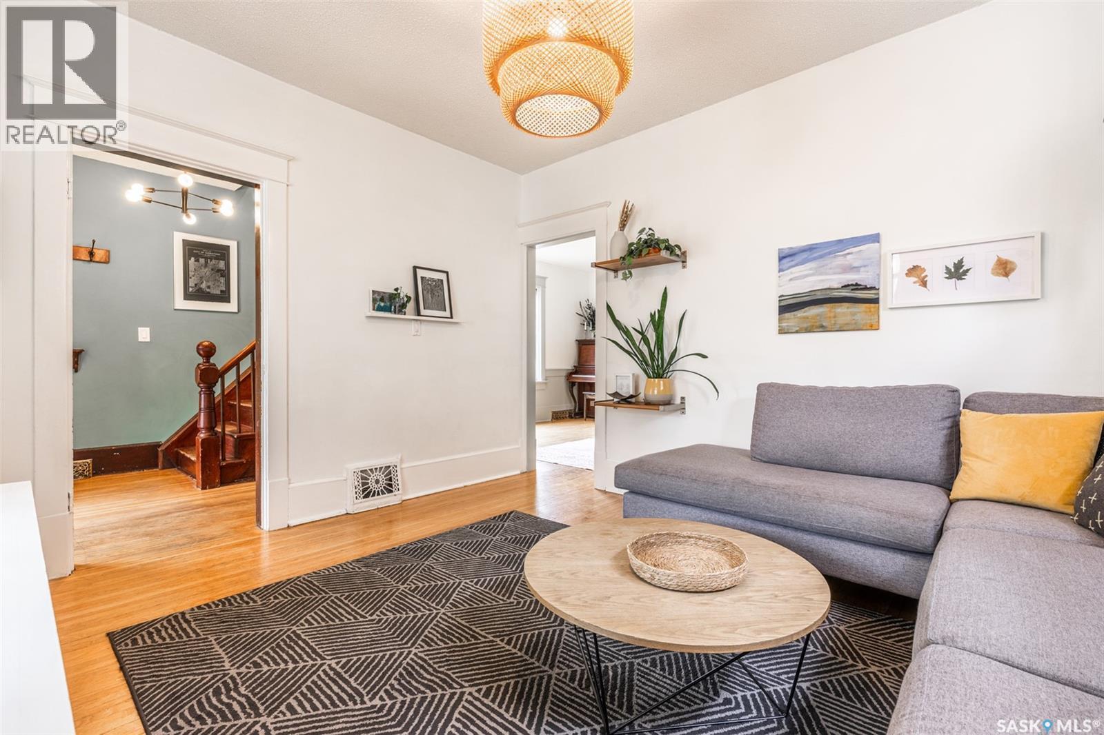 215 27Th Street W, Saskatoon, SK - Indoor Photo Showing Living Room