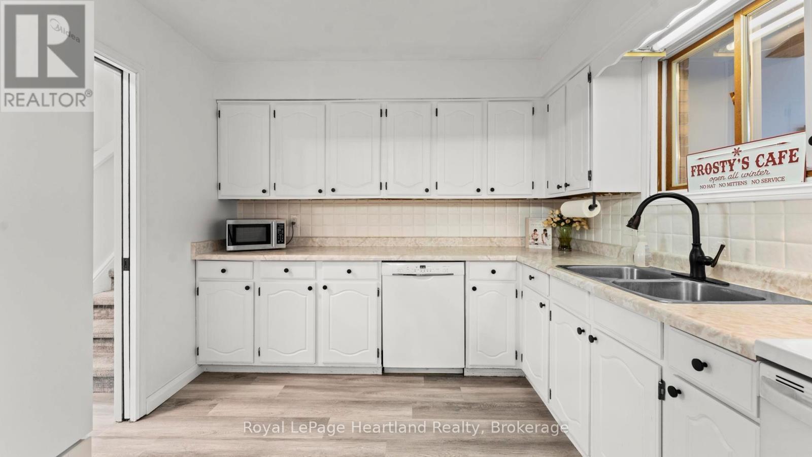 17 Suncoast Drive W, Goderich (Goderich (Town)), ON - Indoor Photo Showing Kitchen With Double Sink
