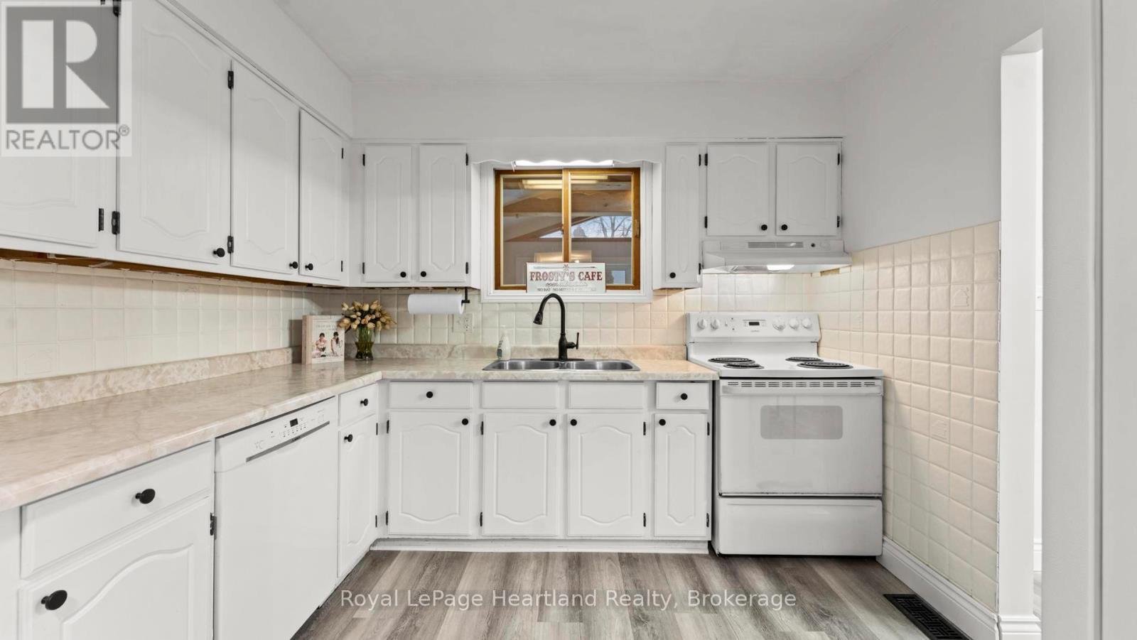 17 Suncoast Drive W, Goderich (Goderich (Town)), ON - Indoor Photo Showing Kitchen With Double Sink