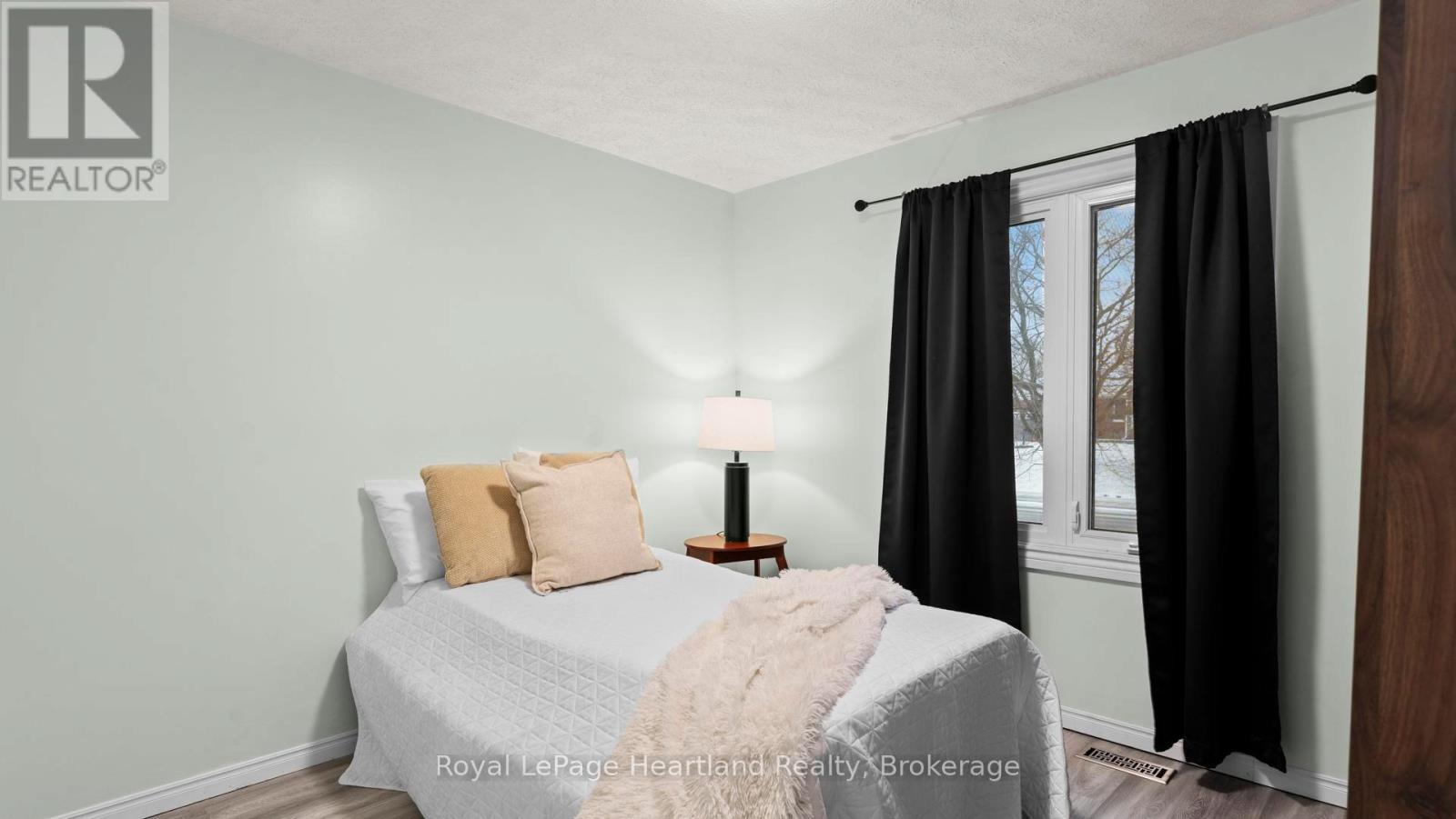 17 Suncoast Drive W, Goderich (Goderich (Town)), ON - Indoor Photo Showing Bedroom