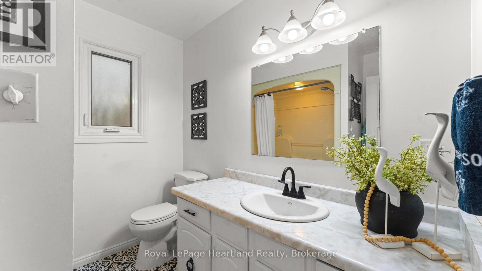 17 Suncoast Drive W, Goderich (Goderich (Town)), ON - Indoor Photo Showing Bathroom