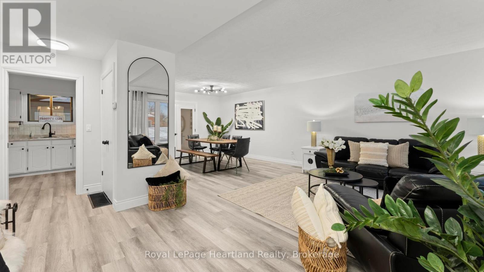 17 Suncoast Drive W, Goderich (Goderich (Town)), ON - Indoor